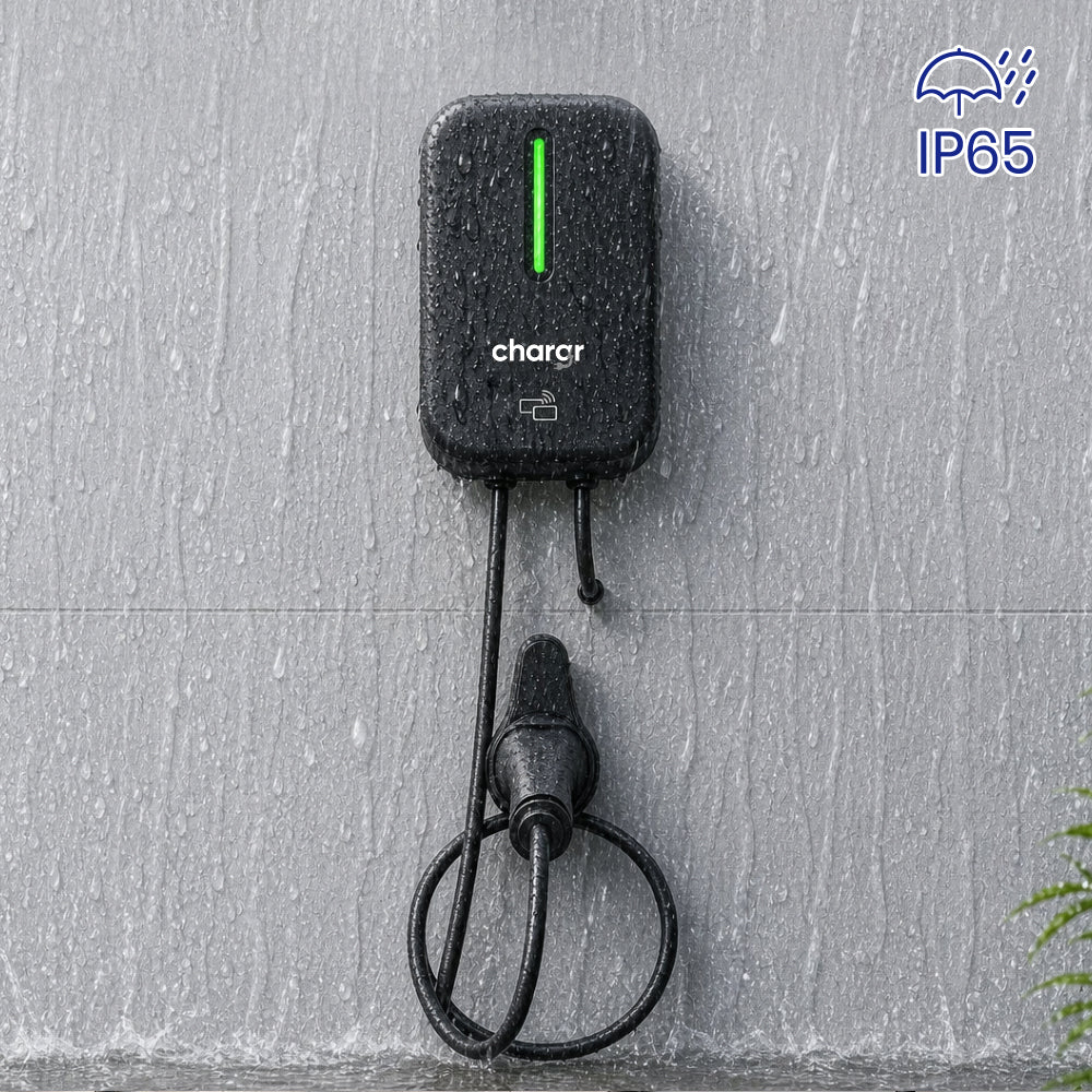 Chargr WP18 laddbox monterad på vägg i regn - IP65