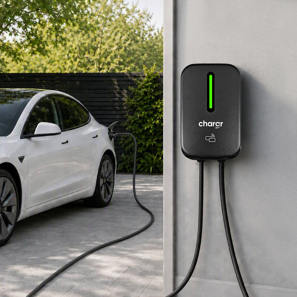 Chargr WP18 laddbox laddar en vit Tesla på uppfarten