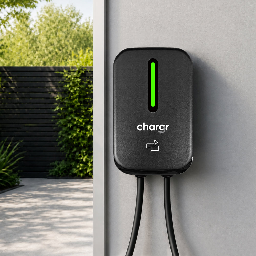 Chargr WP18 laddbox monterad på husvägg vid carport