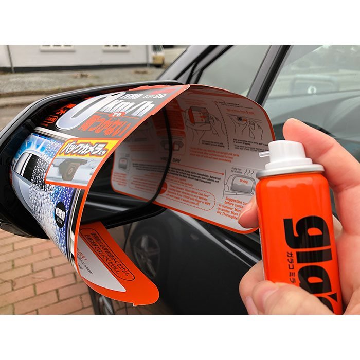 Glaco Mirror Coat Zero appliceras med pappskärm så att inget spray hamnar på bilen
